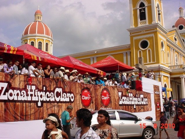 La cupula principal de Catedral, quedo casi cubierta por el andamiaje del guaro y los bisnes agostinos